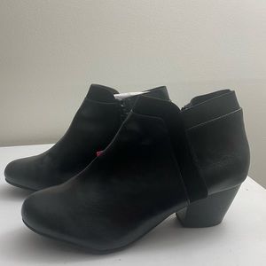 Women’s Black Booties 10 WIDE NWT